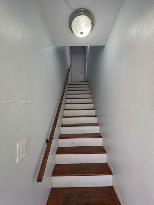 Active With Contract: $1,650 (1 beds, 1 baths, 800 Square Feet)