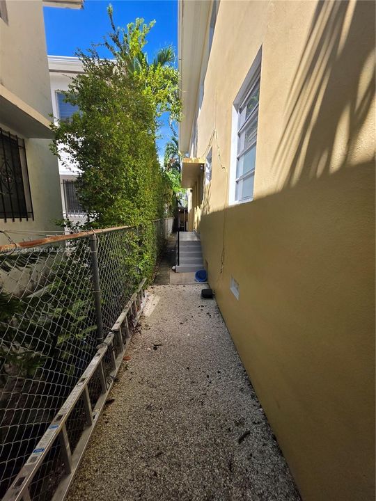 Active With Contract: $1,650 (1 beds, 1 baths, 800 Square Feet)