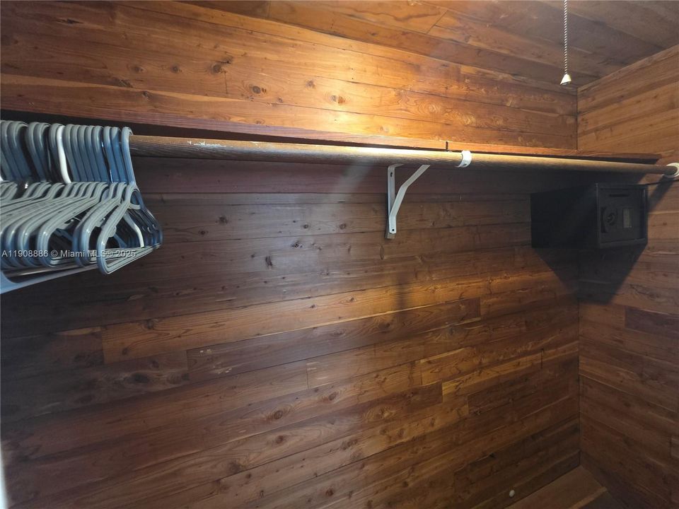 Active With Contract: $1,650 (1 beds, 1 baths, 800 Square Feet)