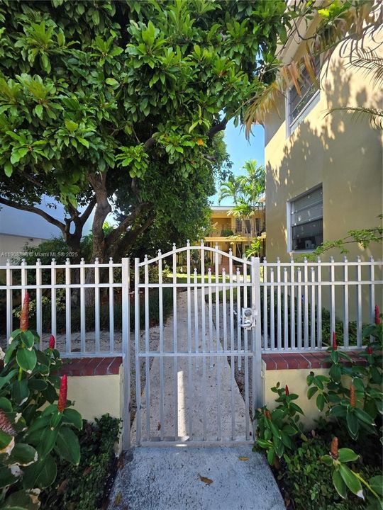 Active With Contract: $1,650 (1 beds, 1 baths, 800 Square Feet)