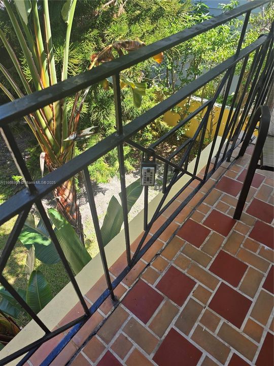 Active With Contract: $1,650 (1 beds, 1 baths, 800 Square Feet)