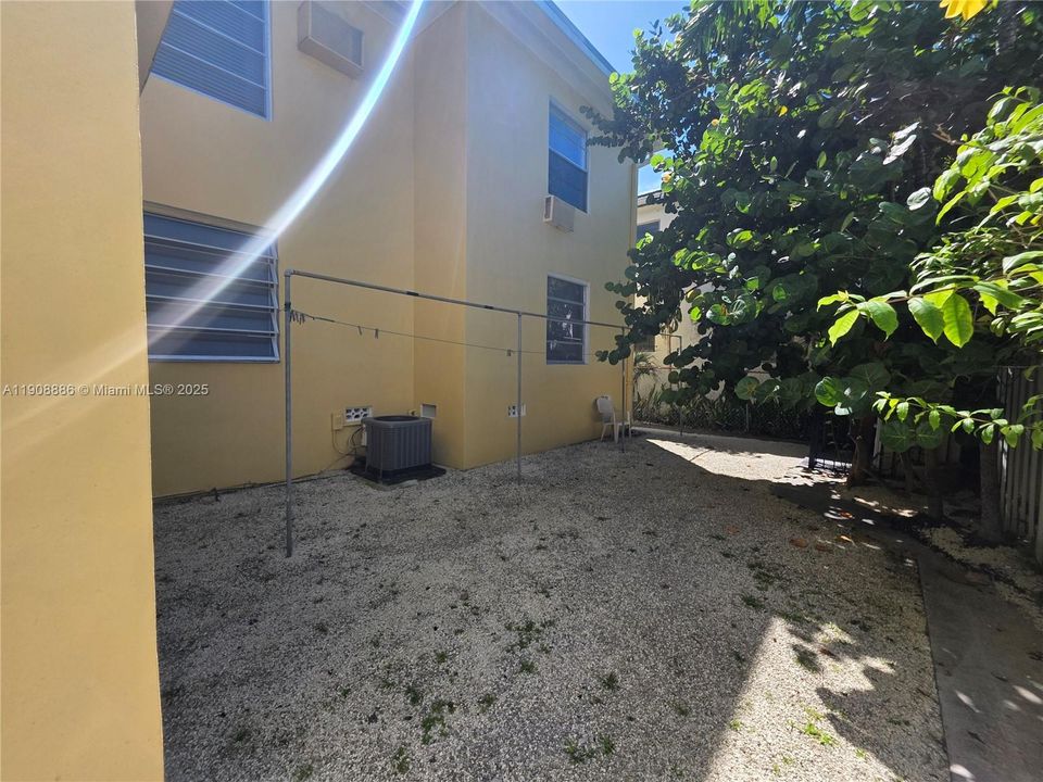 Active With Contract: $1,650 (1 beds, 1 baths, 800 Square Feet)