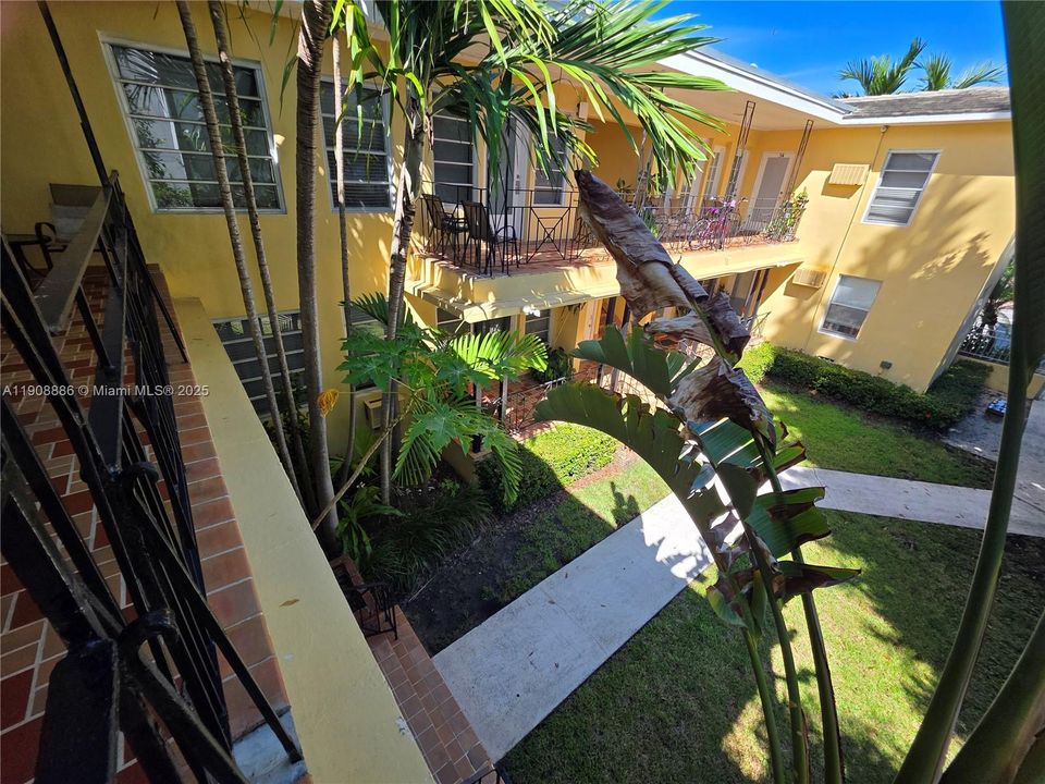 Active With Contract: $1,650 (1 beds, 1 baths, 800 Square Feet)