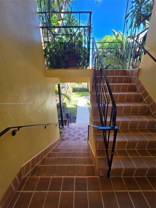 Active With Contract: $1,650 (1 beds, 1 baths, 800 Square Feet)