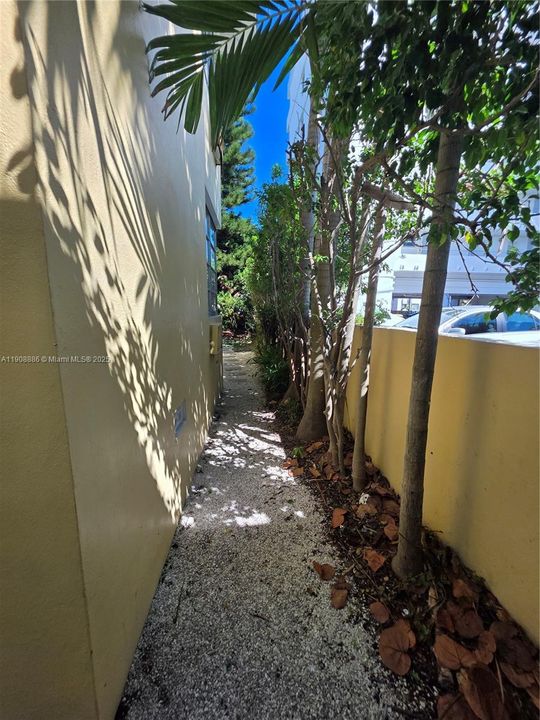 Active With Contract: $1,650 (1 beds, 1 baths, 800 Square Feet)