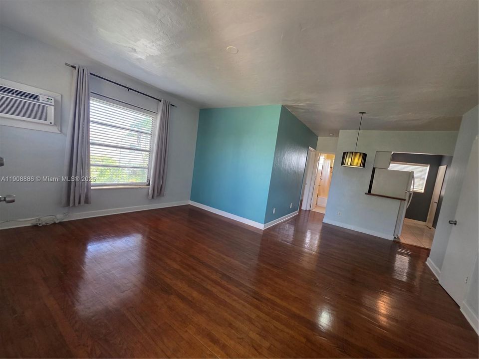 Active With Contract: $1,650 (1 beds, 1 baths, 800 Square Feet)
