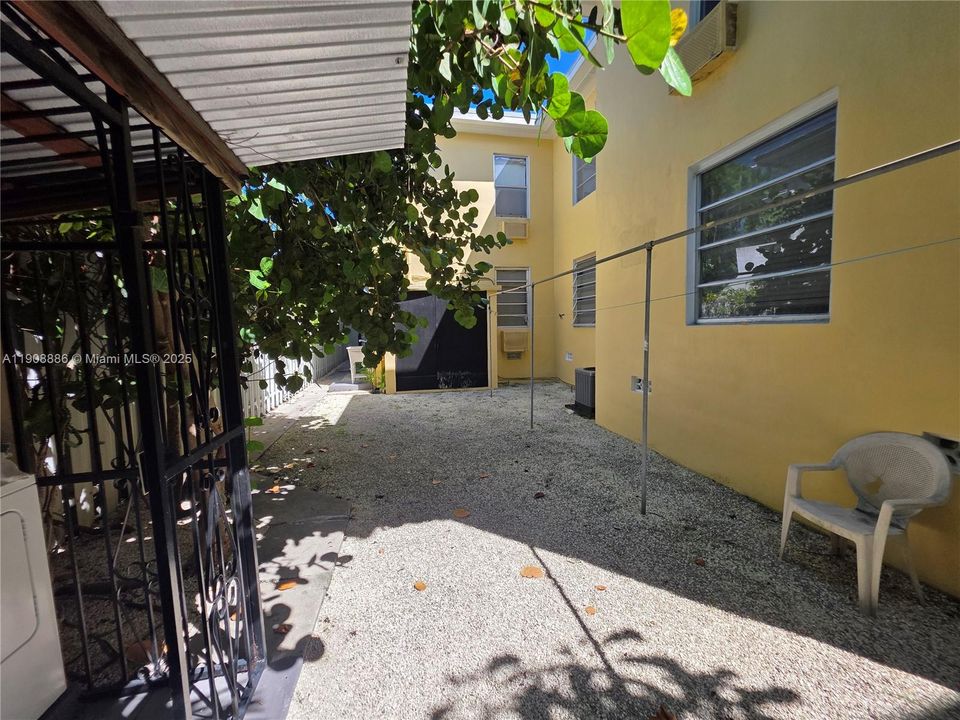 Active With Contract: $1,650 (1 beds, 1 baths, 800 Square Feet)