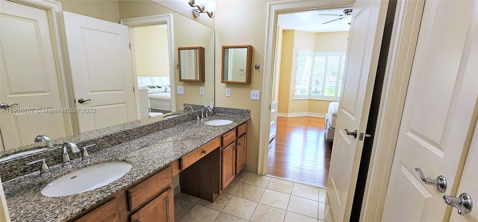 合同活跃: $4,190 (2 贝兹, 2 浴室, 1389 平方英尺)