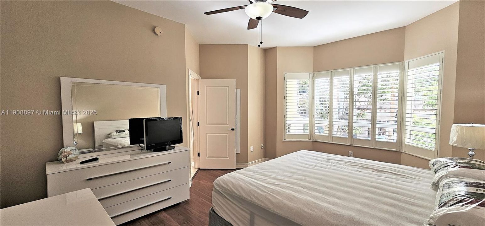 合同活跃: $4,190 (2 贝兹, 2 浴室, 1389 平方英尺)