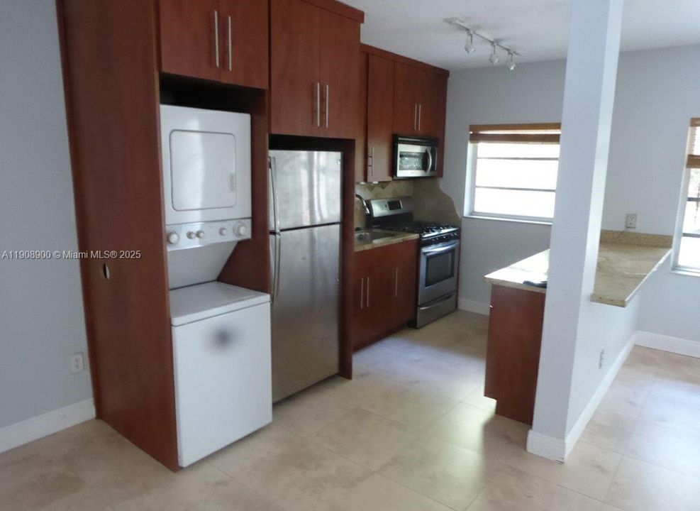 For Sale: $375,000 (1 beds, 1 baths, 600 Square Feet)