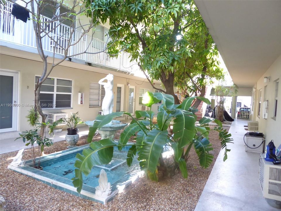 For Sale: $375,000 (1 beds, 1 baths, 600 Square Feet)