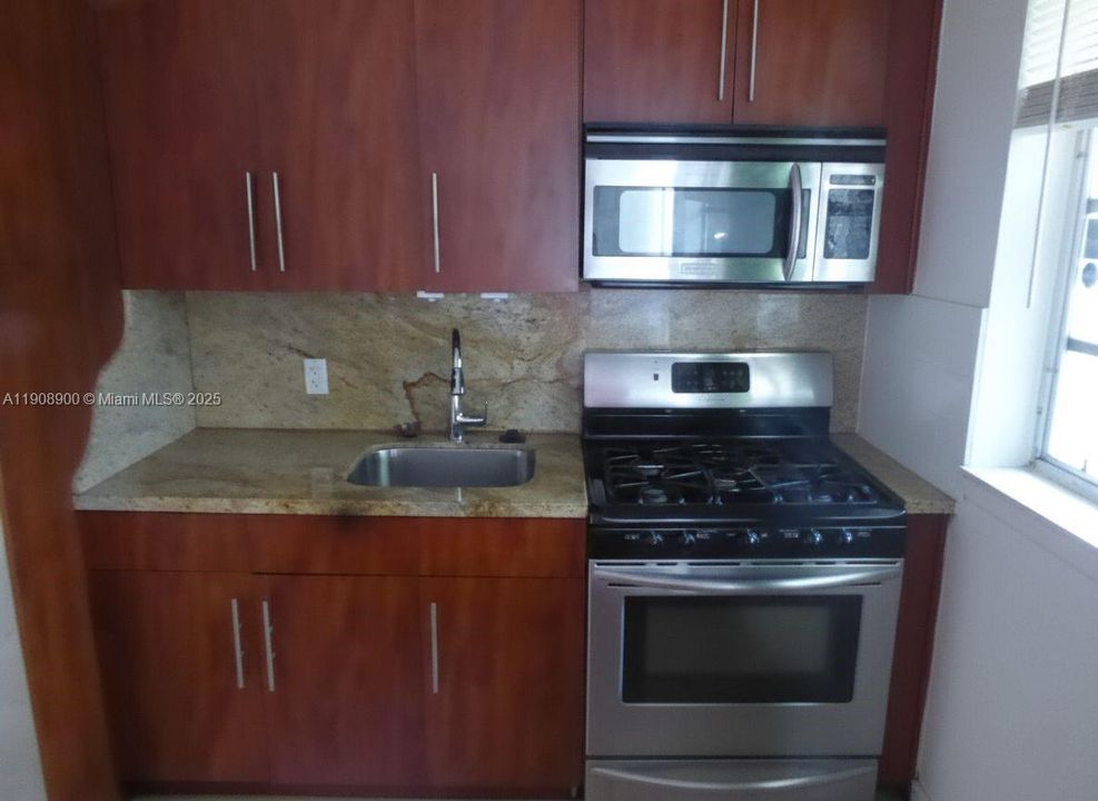 For Sale: $375,000 (1 beds, 1 baths, 600 Square Feet)
