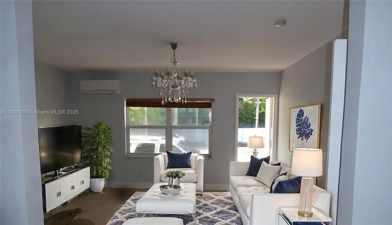 For Sale: $375,000 (1 beds, 1 baths, 600 Square Feet)