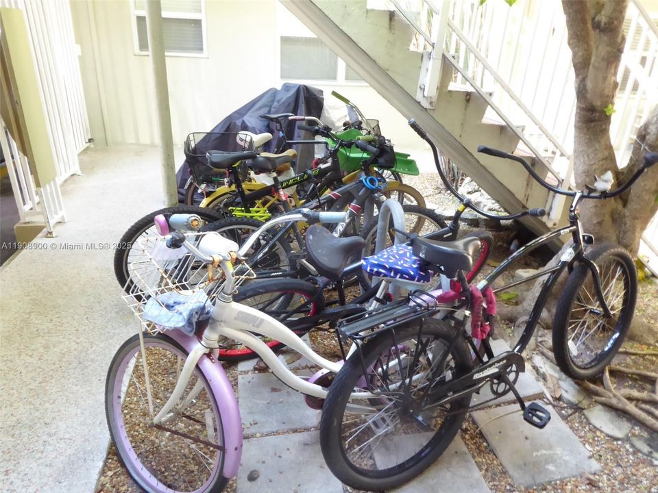 For Sale: $375,000 (1 beds, 1 baths, 600 Square Feet)