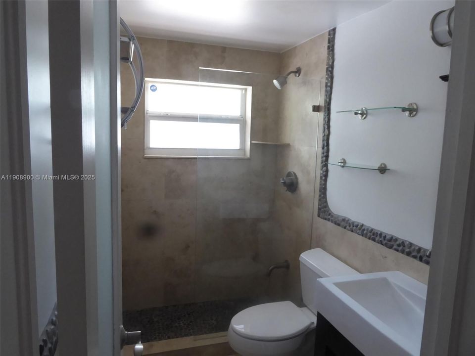 For Sale: $375,000 (1 beds, 1 baths, 600 Square Feet)