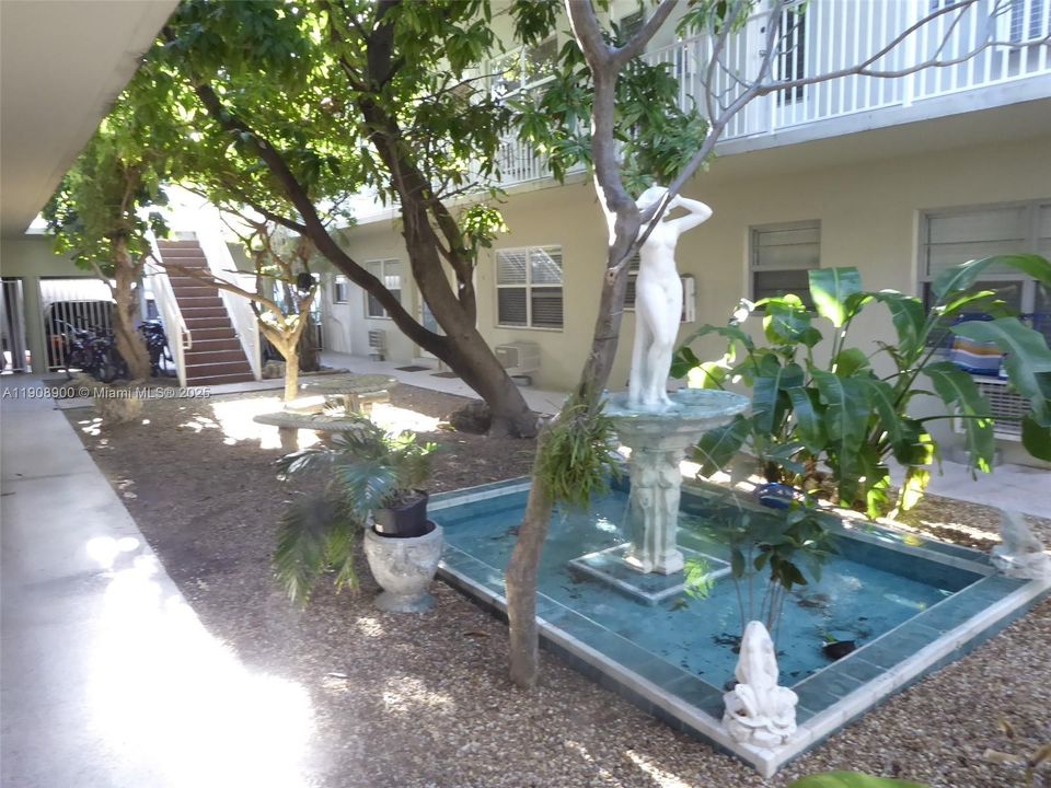 For Sale: $375,000 (1 beds, 1 baths, 600 Square Feet)