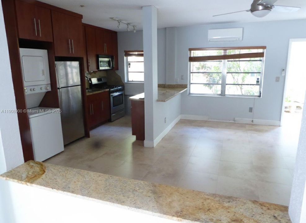 For Sale: $375,000 (1 beds, 1 baths, 600 Square Feet)