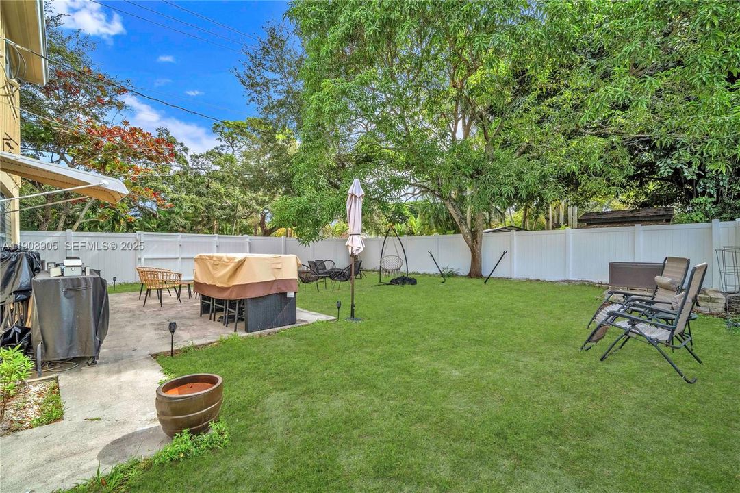 Active With Contract: $415,000 (3 beds, 2 baths, 1976 Square Feet)