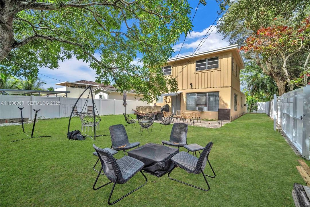 Active With Contract: $415,000 (3 beds, 2 baths, 1976 Square Feet)