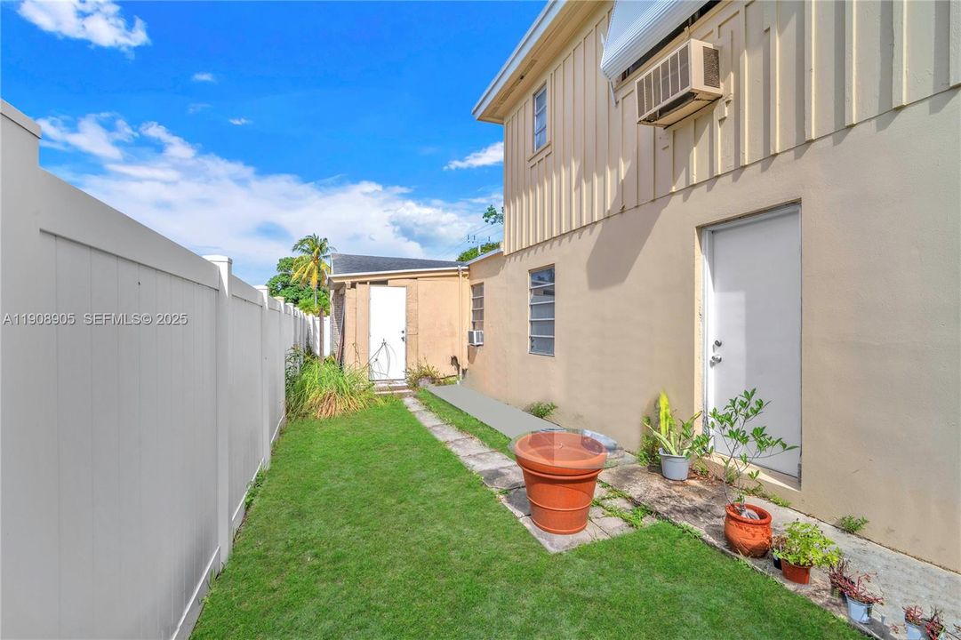 Active With Contract: $415,000 (3 beds, 2 baths, 1976 Square Feet)