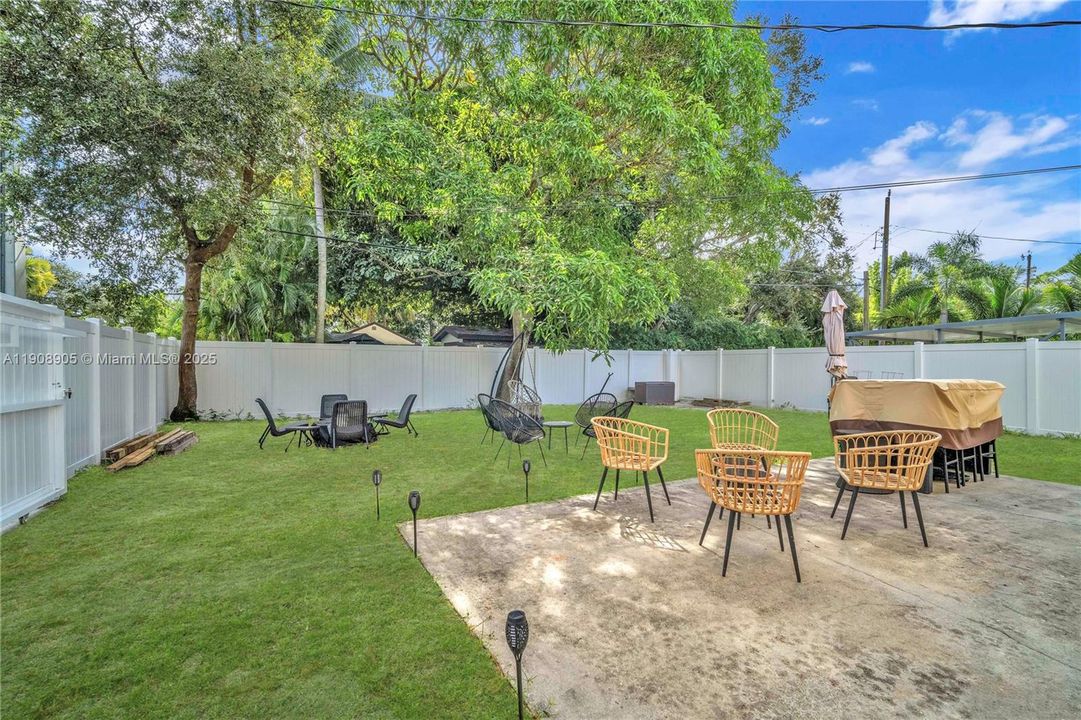 Active With Contract: $415,000 (3 beds, 2 baths, 1976 Square Feet)