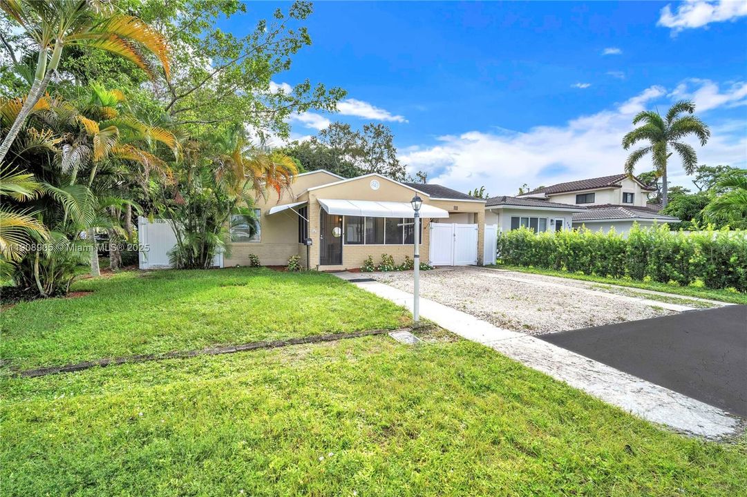 Active With Contract: $415,000 (3 beds, 2 baths, 1976 Square Feet)