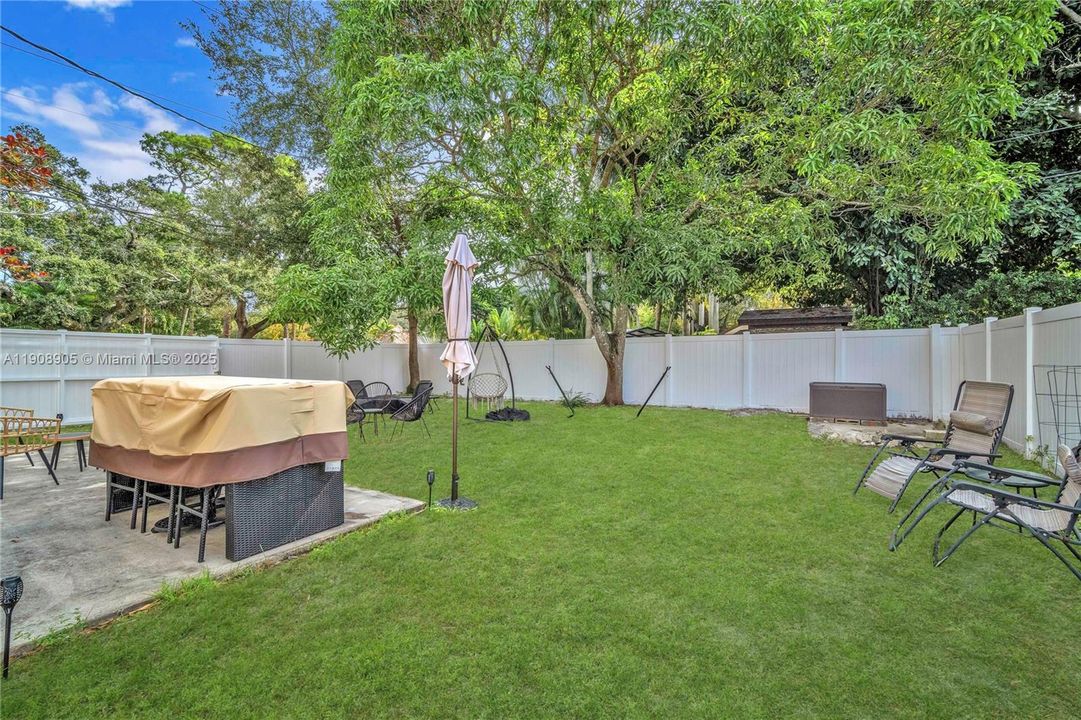 Active With Contract: $415,000 (3 beds, 2 baths, 1976 Square Feet)