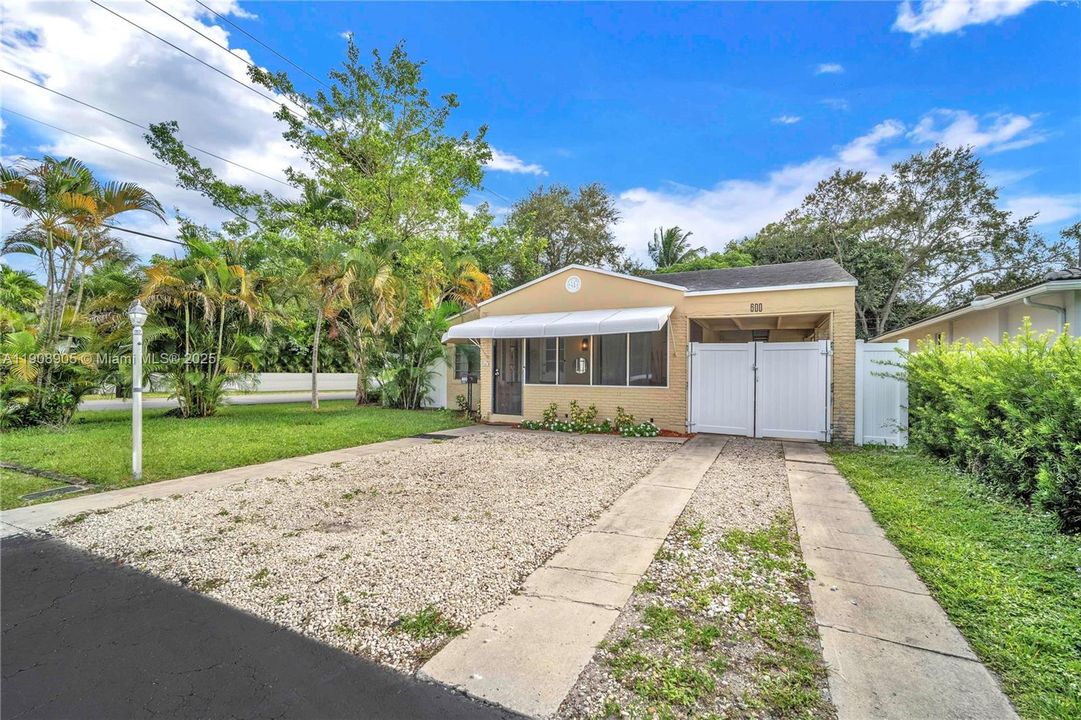 Active With Contract: $415,000 (3 beds, 2 baths, 1976 Square Feet)