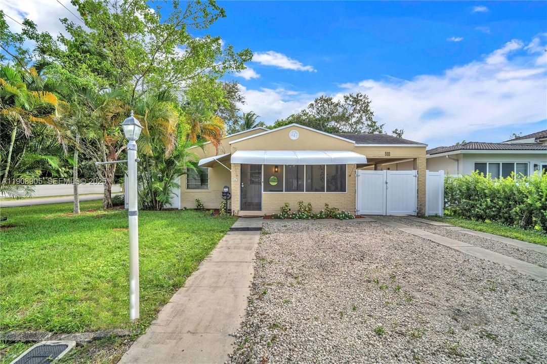 Active With Contract: $415,000 (3 beds, 2 baths, 1976 Square Feet)