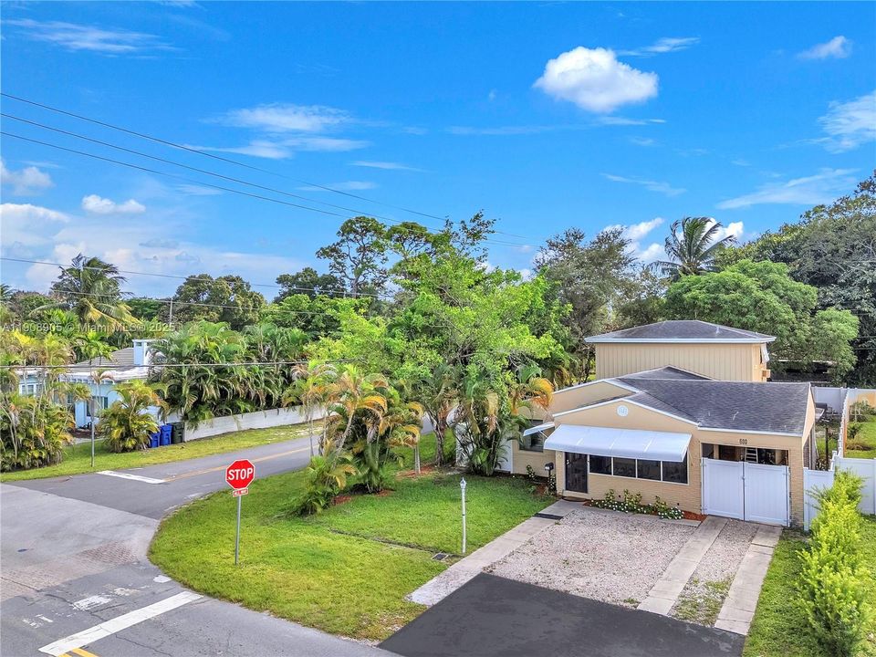 Active With Contract: $415,000 (3 beds, 2 baths, 1976 Square Feet)