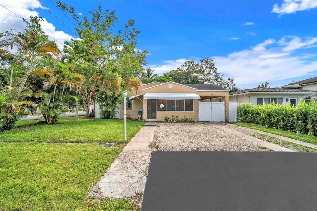 Active With Contract: $415,000 (3 beds, 2 baths, 1976 Square Feet)