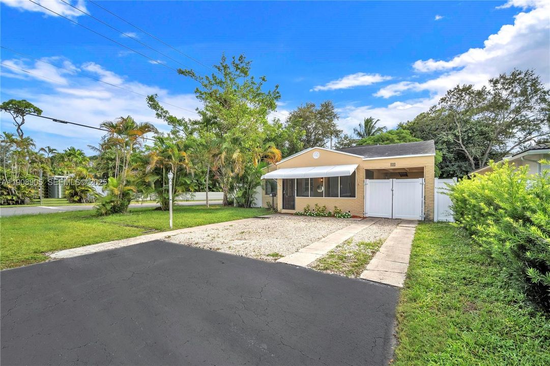 Active With Contract: $415,000 (3 beds, 2 baths, 1976 Square Feet)