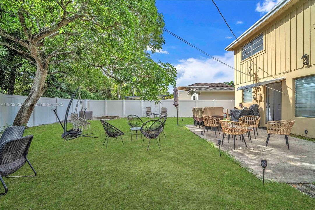 Active With Contract: $415,000 (3 beds, 2 baths, 1976 Square Feet)