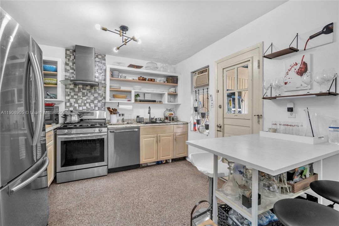 Active With Contract: $415,000 (3 beds, 2 baths, 1976 Square Feet)