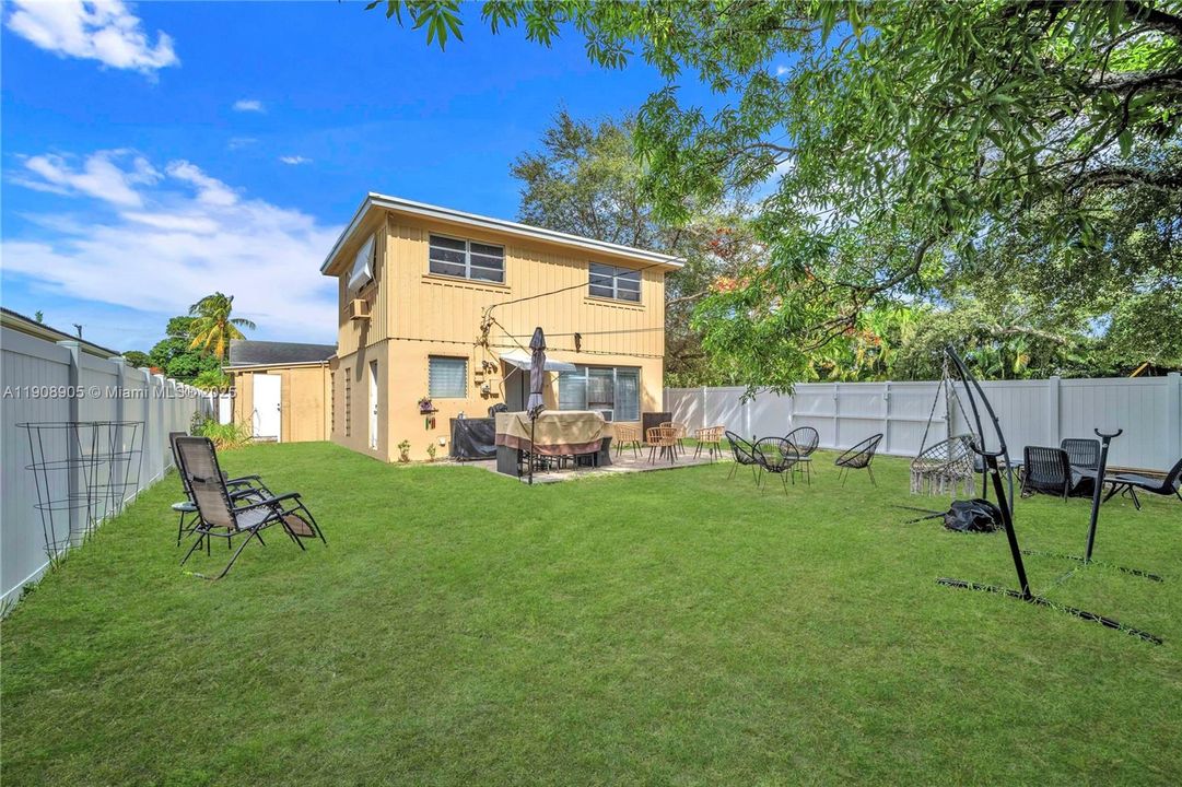 Active With Contract: $415,000 (3 beds, 2 baths, 1976 Square Feet)