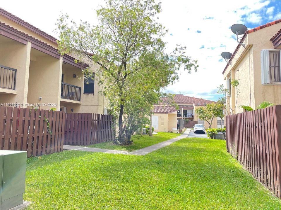 Recientemente alquilado: $2,150 (2 camas, 2 baños, 800 Pies cuadrados)