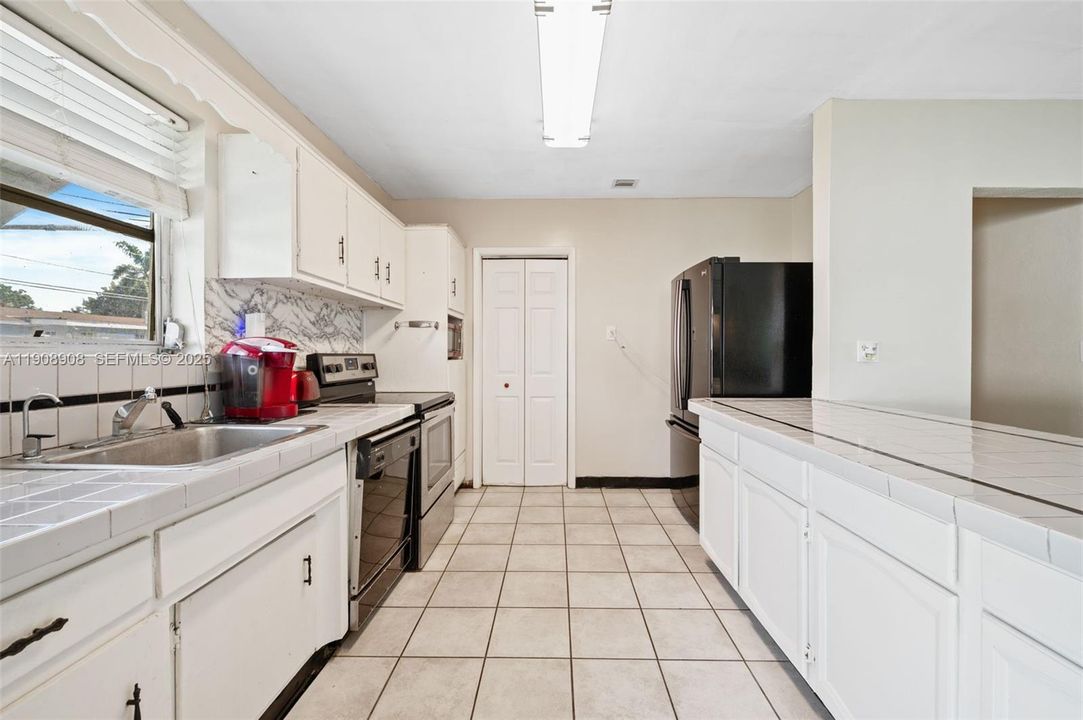 Active With Contract: $423,999 (3 beds, 1 baths, 1113 Square Feet)