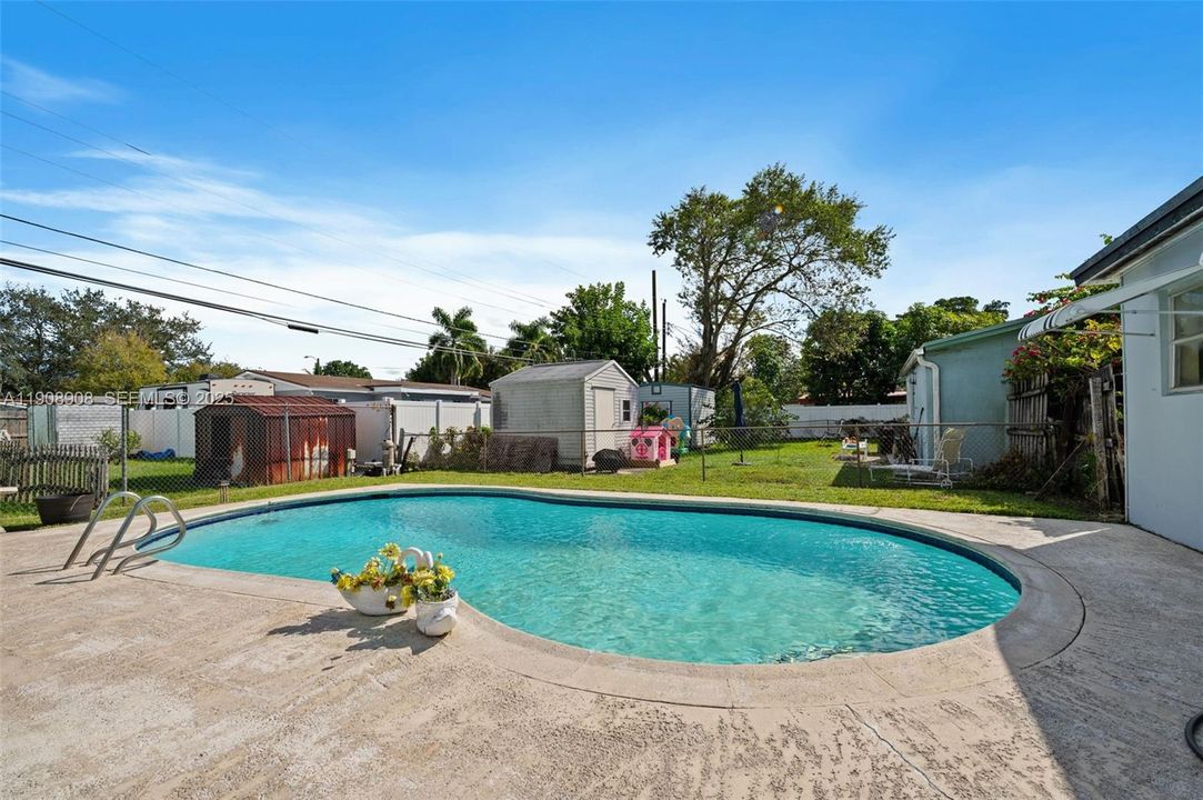 Active With Contract: $423,999 (3 beds, 1 baths, 1113 Square Feet)