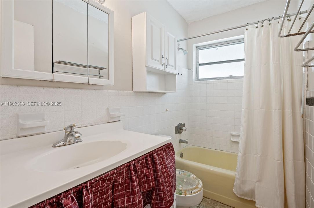 Active With Contract: $423,999 (3 beds, 1 baths, 1113 Square Feet)