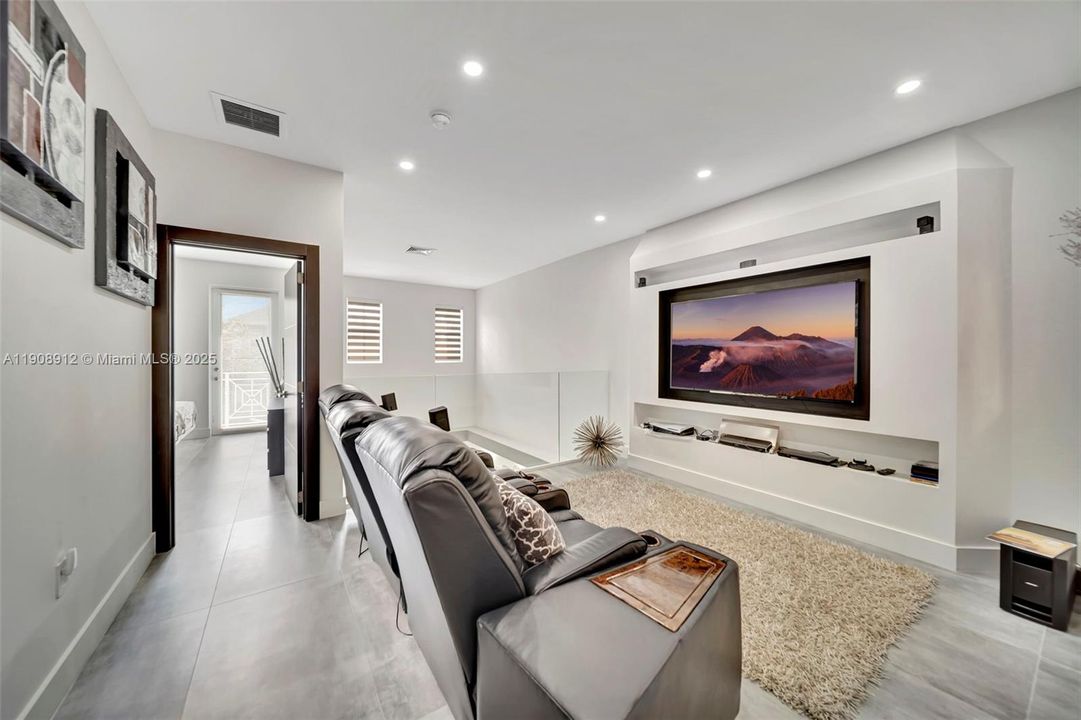 For Sale: $749,000 (3 beds, 3 baths, 2008 Square Feet)