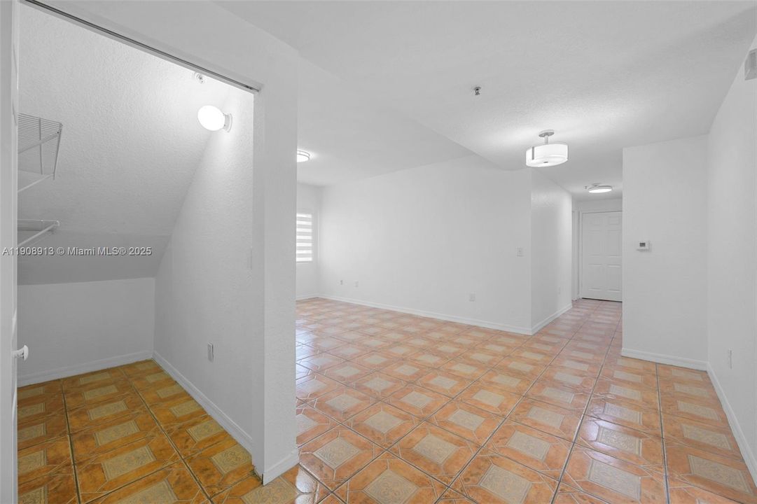 合同活跃: $2,490 (3 贝兹, 2 浴室, 1220 平方英尺)