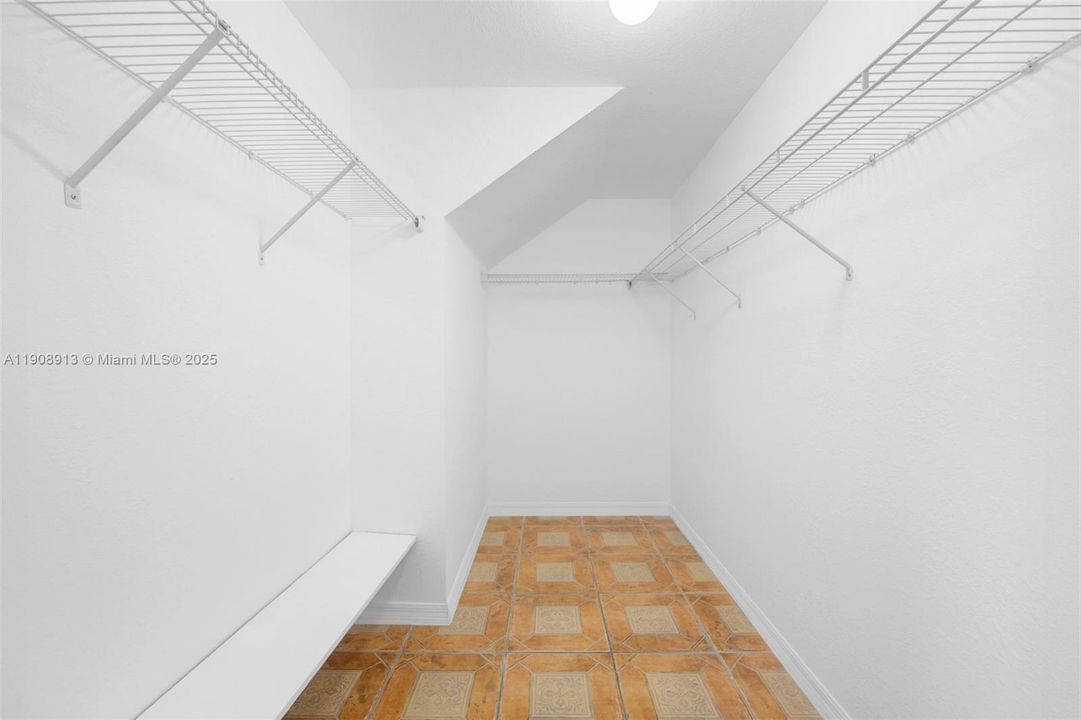 合同活跃: $2,490 (3 贝兹, 2 浴室, 1220 平方英尺)