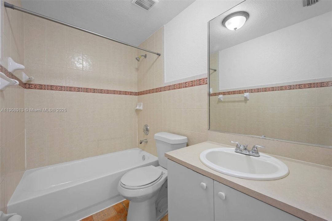 合同活跃: $2,490 (3 贝兹, 2 浴室, 1220 平方英尺)