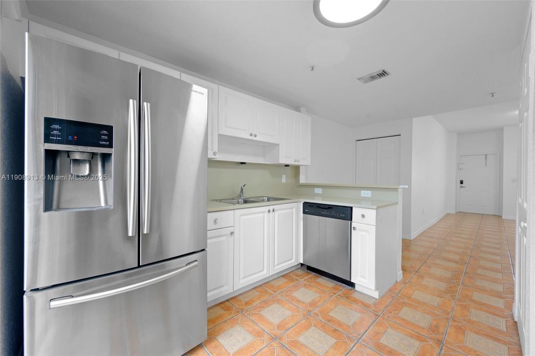 合同活跃: $2,490 (3 贝兹, 2 浴室, 1220 平方英尺)