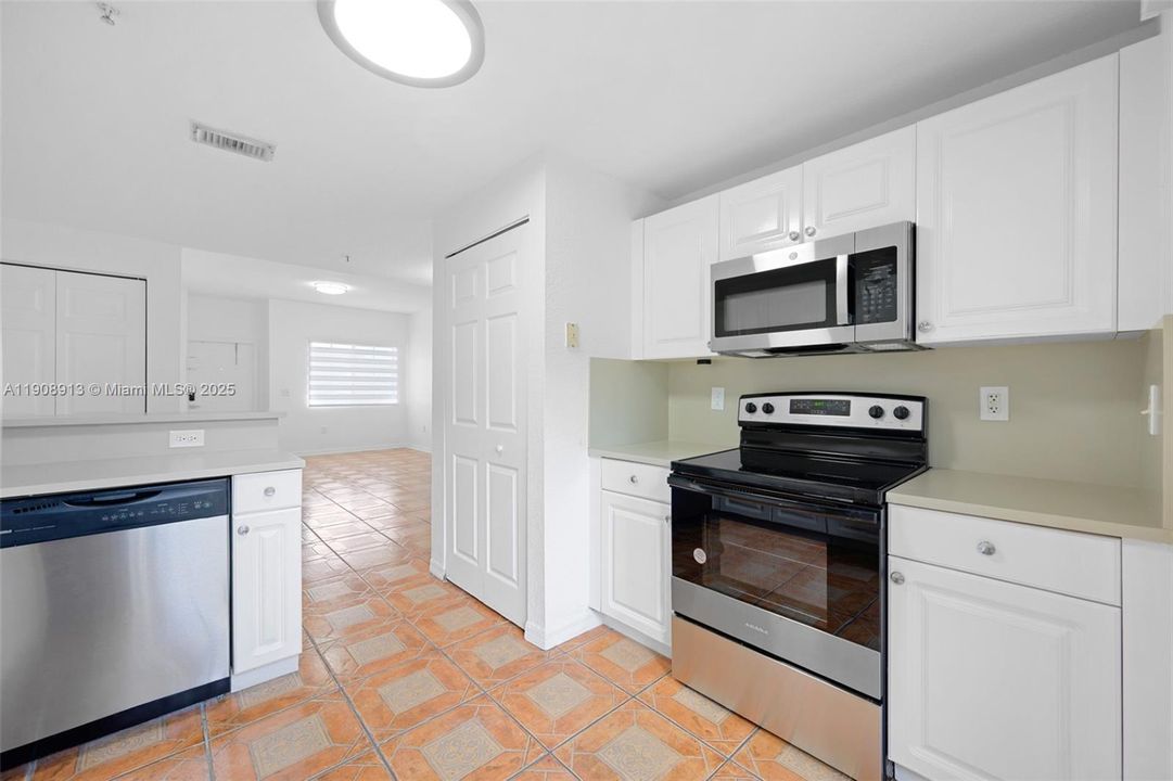 合同活跃: $2,490 (3 贝兹, 2 浴室, 1220 平方英尺)