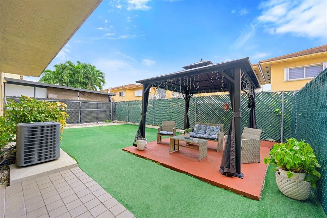 合同活跃: $2,490 (3 贝兹, 2 浴室, 1220 平方英尺)