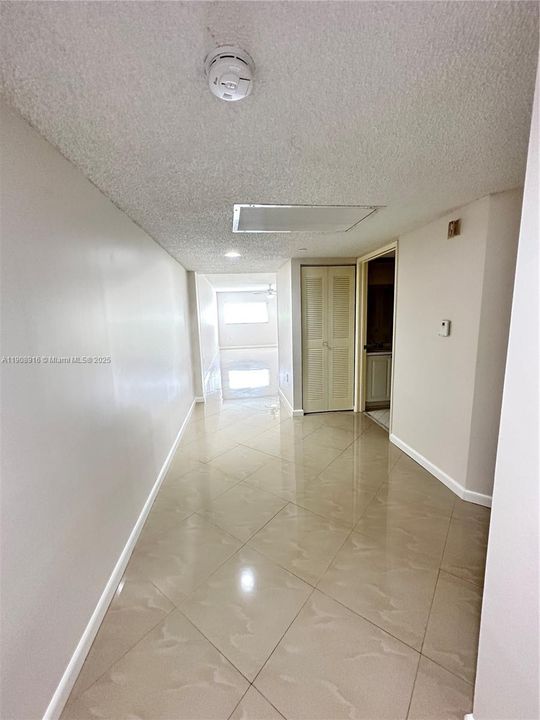 Active With Contract: $165,000 (1 beds, 1 baths, 1033 Square Feet)