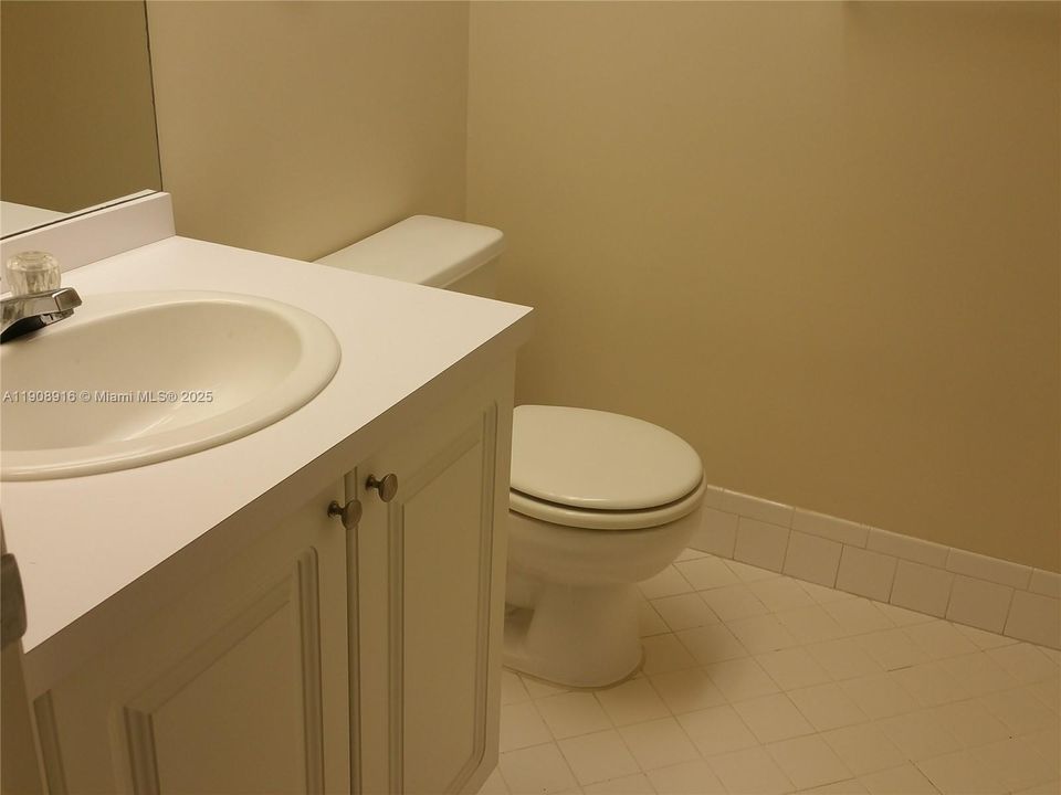 Active With Contract: $165,000 (1 beds, 1 baths, 1033 Square Feet)