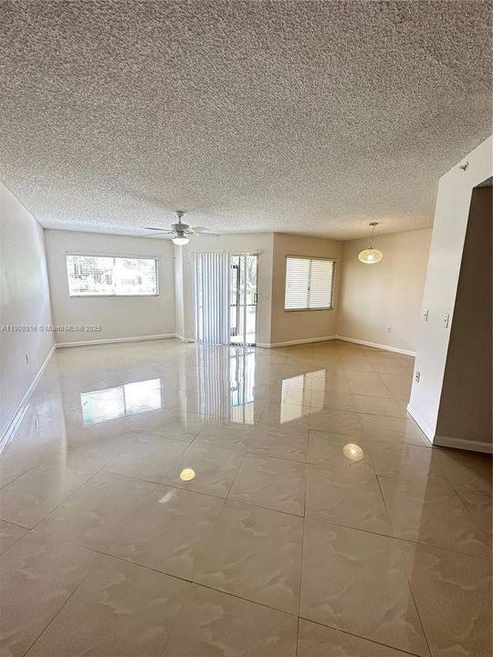 Active With Contract: $165,000 (1 beds, 1 baths, 1033 Square Feet)