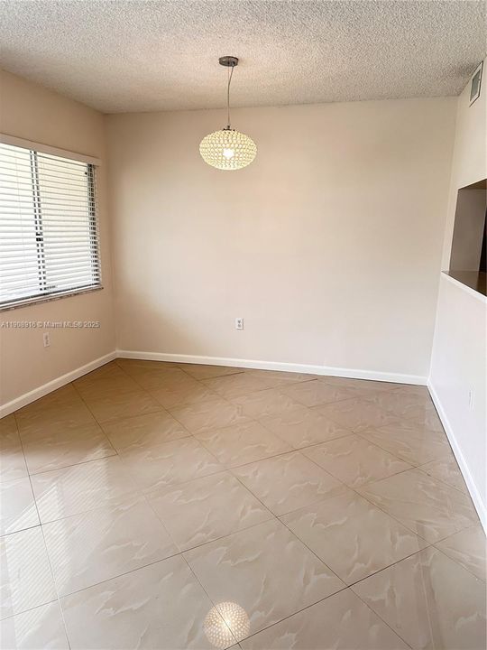 Active With Contract: $165,000 (1 beds, 1 baths, 1033 Square Feet)